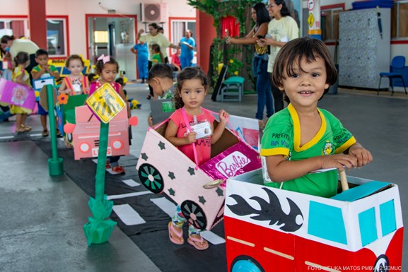 Alunos da Escola Valderleide Brandão aprendem sobre o trânsito de