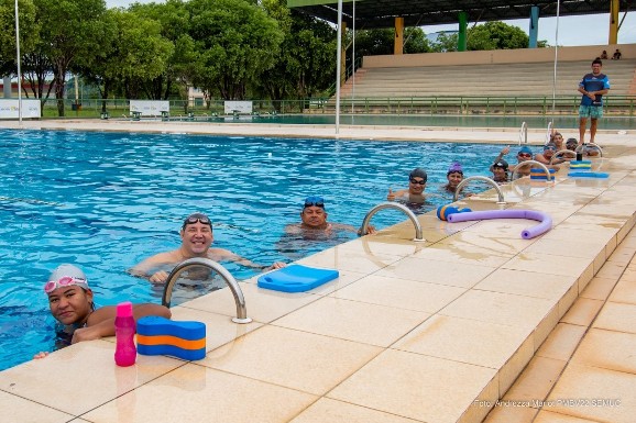 Aulas de hidroginástica, natação e xadrez são oferecidas