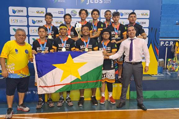 Atleta masculino sério na quadra de tênis para uma competição com