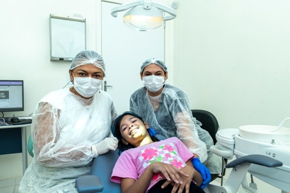 Children receive care during an oral health campaign promoted by Boa Vista City Hall