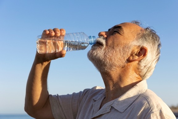 Una ola de calor aumenta el riesgo de deshidratación en las personas mayores