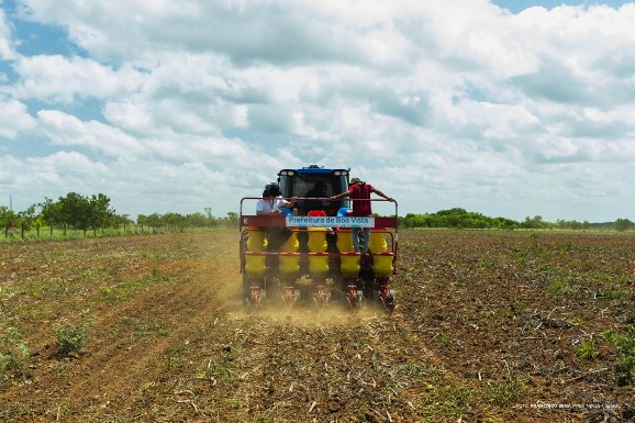 Agricultura familiar de Boa Vista recebe apoio para safra de milho e soja.
