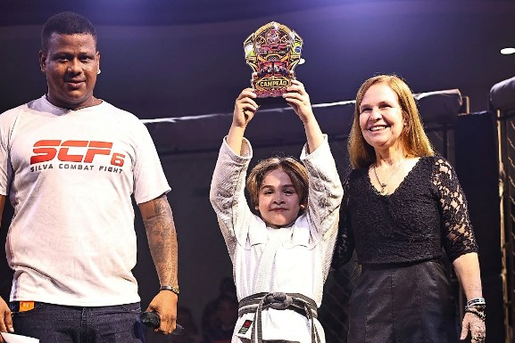 Arthur Maia vence João Kennedy e assegura o cinturão do card de jiu-jitsu Kids com kimono do 6° Silva Combat Fight