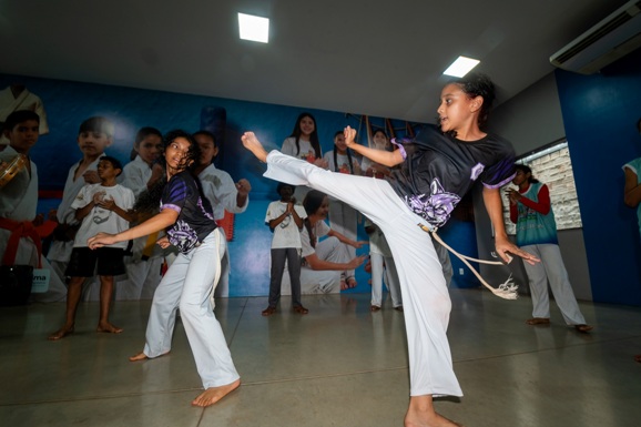 Ginga e Resistência: capoeira une esporte, cultura e formação cidadã no Centro de Convivência da Juventude